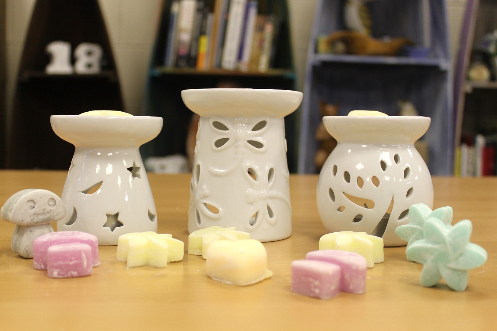 Lrg Classic White Oil Burner - Moon & Star - Image 3